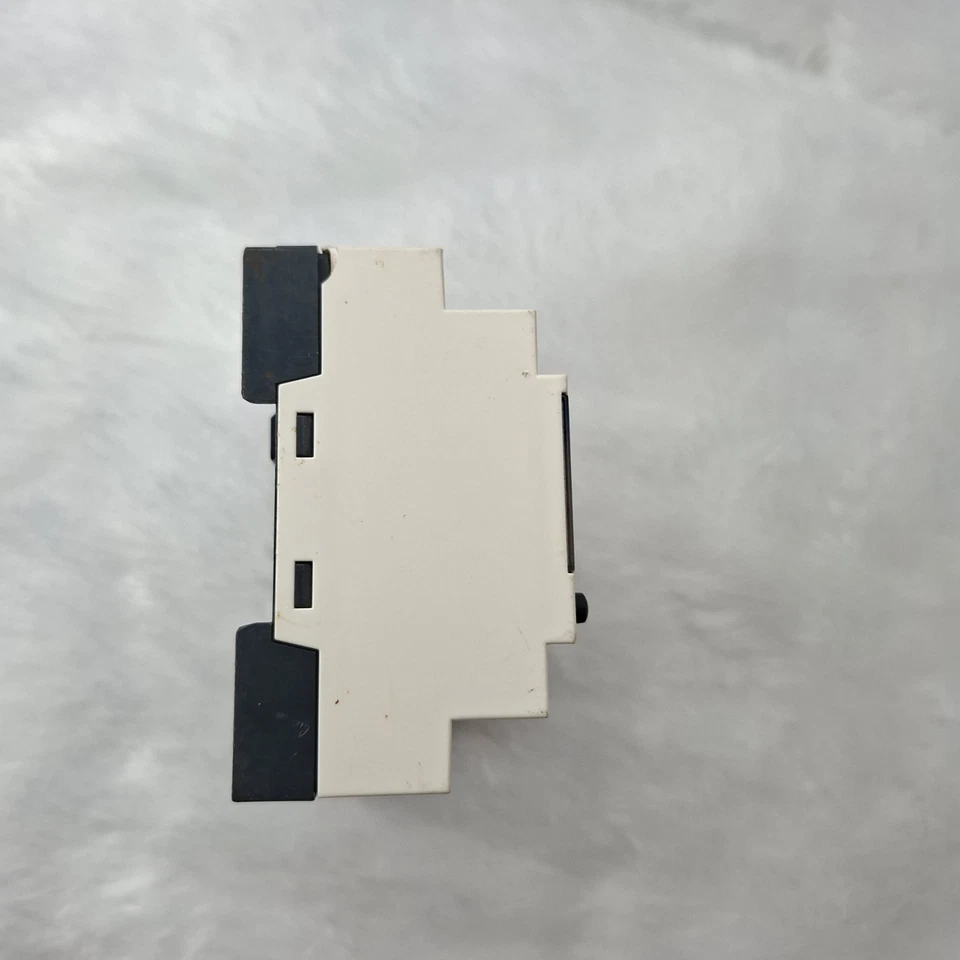 Telemecanique SR2 A201BD Smart Relay Zelio Logic 24VDC SR2A201BD